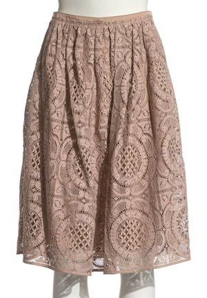 Beige knælang blonderok med indviklede cirkulære og blomsteragtige mønstre og rynket taljebånd, vist på en hvid mannequin.