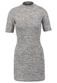 Harmaa lyhythihainen mekko, jossa on korkea pääntie, valmistettu teksturoidusta kankaasta, jossa on kudottu kuvio eri harmaan sävyissä.