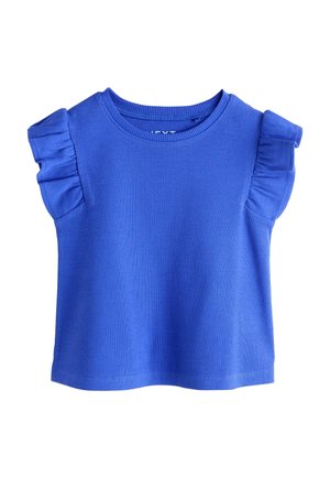 Blå ribstrikket kortærmet top med rund halsudskæring og flæsekantede skulderærmer, lagt fladt på hvid baggrund.