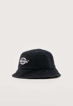 Bob noir avec logo Dickies blanc brodé à l'avant, en tissu texturé, présenté sur un fond clair uni.