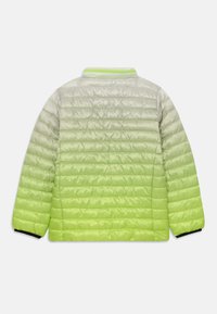Rutet pufferjakke med en ombre-design som går fra lys grå til lys grønn, med horisontale kvilte-seksjoner og svarte mansjetter.