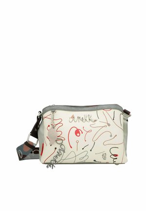 Petit sac d'épaule blanc rectangulaire avec des bords gris, des motifs abstraits colorés en lignes, et un logo métallique de la marque avec un pendentif à l'avant.