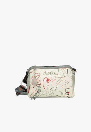 Petit sac d'épaule blanc rectangulaire avec des bords gris, des motifs abstraits colorés en lignes, et un logo métallique de la marque avec un pendentif à l'avant.