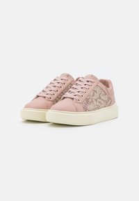 Rosa lädersneakers med en texturerad, ljusbrun accent, rund tå och platt krämfärgad sula. Har guldöglor och snören.