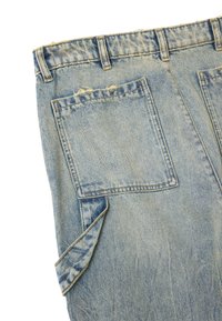 Jeans de mezclilla azul claro con un gran bolsillo trasero y detalles deshilachados, con un corte recto y la textura típica de la tela de jeans.