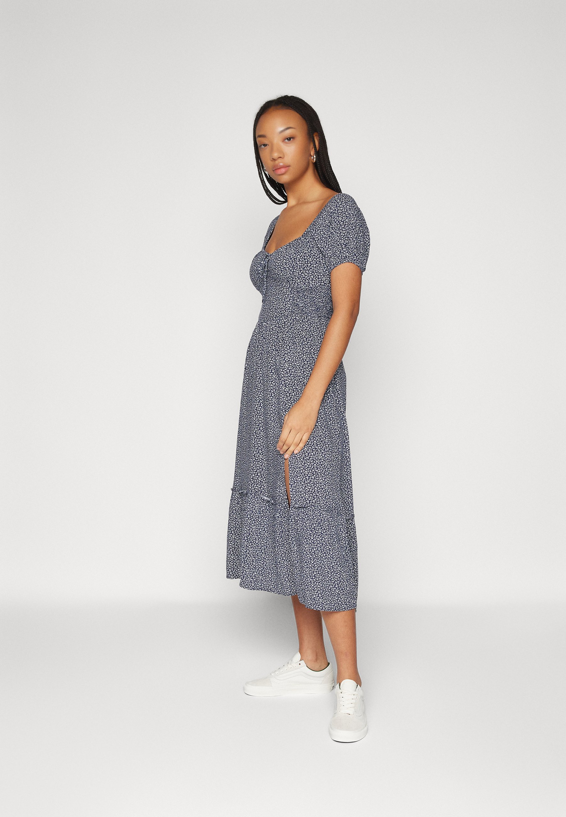 Hollister Co. Hollister Sofia Side-Smocked Midi Dress - Maxi dress - blue  floral update/dark blue - Zalando