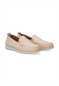 Beige Slipper mit einem glatten Lederoberteil, weißer Gummisohle und dekorativer Naht entlang der Vorderseite für zusätzliche Details.