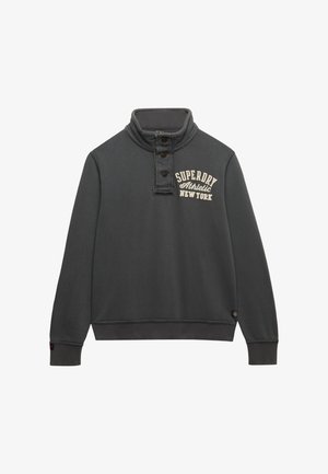 Mørkegrå langærmet pullover med knappet høj krave og hvid "Superdry Athletic New York" tekst på venstre bryst.