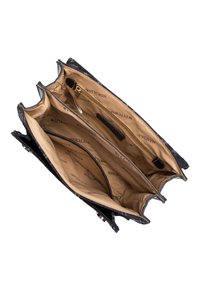Sac à main noir avec un extérieur texturé. L'intérieur présente plusieurs compartiments, y compris une poche zippée, et un revêtement lisse de couleur miel.