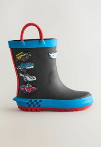 Botte en caoutchouc noire avec des accents rouges, un haut bleu et un motif à damier. Présente des graphiques de voiture sur le côté et une semelle extérieure en caoutchouc rouge pour une meilleure adhérence.