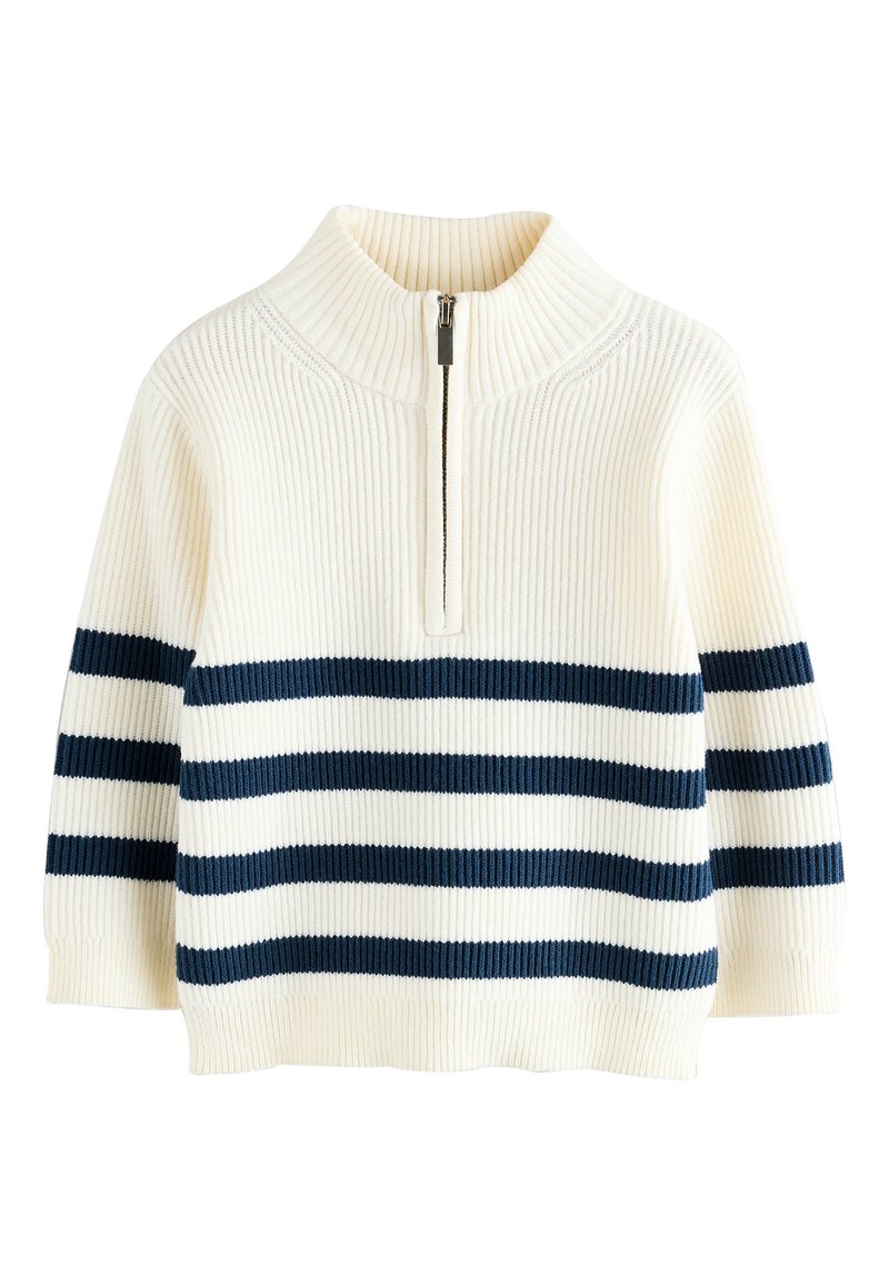 Maglione crema a coste con collo alto, dotato di mezza cerniera e strisce orizzontali blu scuro sul petto e sulle maniche.