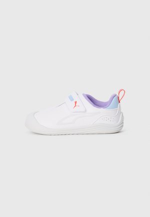 Baskets blanches avec des accents bleu clair et violet, une languette rouge et une sangle velcro arborant un logo puma rouge, vues de côté.