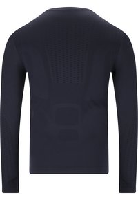 Koszulka sportowa z długim rękawem w ciemnym granacie, wyróżniająca się teksturowaną tkaniną oraz ergonomicznym krojem i siateczkowymi detalami zapewniającymi wentylację i elastyczność.