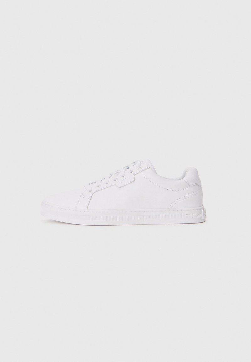 Hvite sneakers med lav topp laget av glatt skinn, med flate lisser, rund tå og strukturert gummisåle. Minimalistisk design uten logoer.