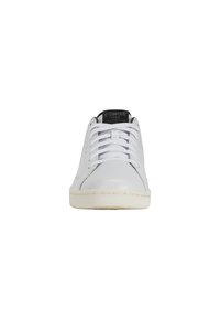 Sneaker bianche in pelle con una finitura liscia, caratterizzate da un classico design con lacci, perforazioni sui lati e una linguetta nera a contrasto.