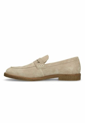 Mocassino da uomo in camoscio beige con dettagli cuciti e suola in gomma marrone, visto di lato su sfondo bianco.