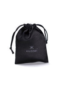 Mustast satiinist drawstring-kott, millel on hõbedane logo "KUZZOI". Sile tekstuur, ümar kuju ja kokkutõmmatav ülemine osa.