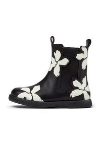 Bottine noire avec des motifs floraux blancs, panneau latéral élastique, languettes à l'avant et à l'arrière, et semelle plate.