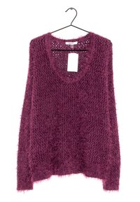 Stickad tröja i djup lila. Har en lös, strukturerad design med en bred halsringning och långa ärmar. Hänger från en svart klädhängare.