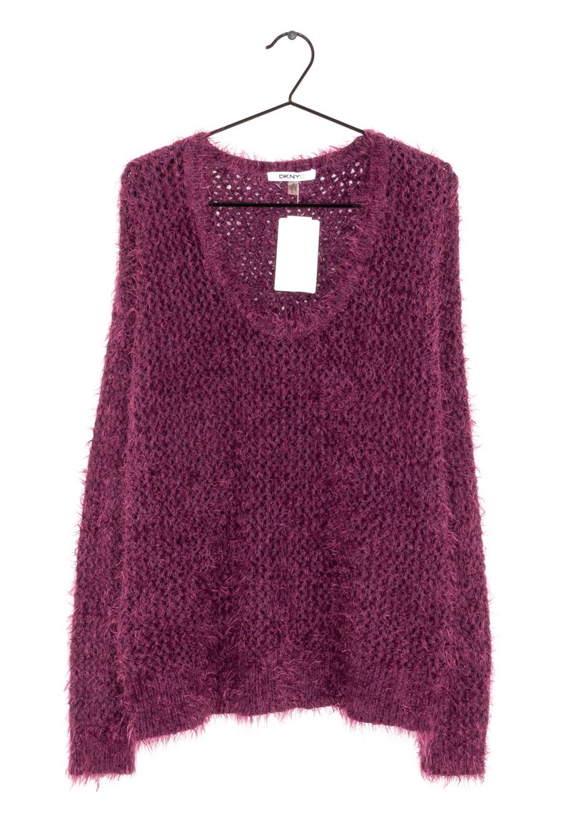 Stickad tröja i djup lila. Har en lös, strukturerad design med en bred halsringning och långa ärmar. Hänger från en svart klädhängare.