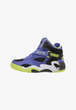 Hoher Basketballschuh in Lila, Schwarz und Neon-Gelb mit "ROGUE"-Riemen, Signatur-Tag und gesprenkelter weißer Zwischensohle.