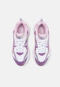 Scarpe sportive bianche con dettagli viola, pannelli in rete e particolari argento. Presentano lacci, colletto imbottito e suola testurizzata.