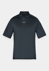 Polo à manches courtes en tissu gris foncé, doté d'un col classique, d'une patte de boutonnage et d'un logo brodé sur la poitrine.