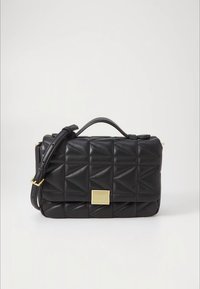 Sort læderhåndtaske med quiltet trekantmønster, guldfarvet beslag, justerbar rem og top-håndtag for alsidige bæremuligheder.
