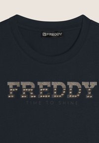 Freddy COMFORT FIT CON DETTAGLI PREZIOSI - Camiseta estampada - dark sapphire