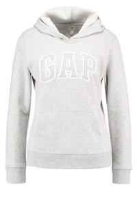 Sudadera gris con bolsillo delantero y logo blanco de "GAP". Cuenta con mangas largas, capucha con cordón y una textura suave.