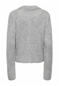 Pull gris en tricot avec un col rond, des manches longues et une finition texturée. Le design présente une longueur courte et des poignets côtelés.