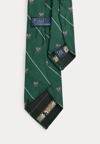 Зелена вратовръзка Polo Ralph Lauren с диагонални бели ивици и малки щитове с емблеми, с етикети, посочващи марката и изработена на ръка в Италия.