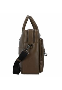 Braune Ledertasche mit doppelten Griffen oben, Reißverschluss, Seitentaschen und verstellbarem Schultergurt. Glatte Textur mit auffälligen Nähdetails.