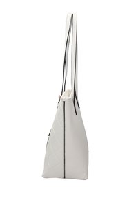 Witte neplederen totebag met een gequilt ontwerp, zwarte accenten en twee lange hengsels. De vorm is hoekig en taps toeloopend aan de onderkant.