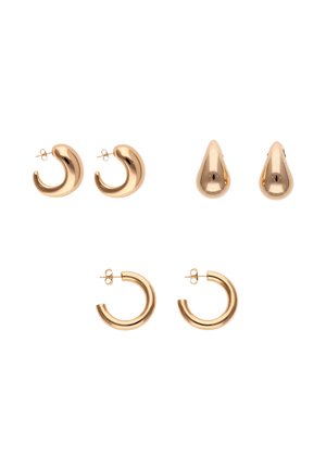 Három pár aranyszínű fülbevaló: tömzsi félhold alakú karikák, sima csepp alakú szegecsek, és klasszikus kerek karika fülbevalók fehér háttéren.