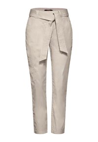 Pantalon beige avec une ceinture large texturée, des jambes fuselées, des poches latérales et une finition en tissu léger et lisse.