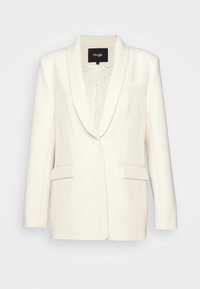Blazer blanc sur mesure avec col châle, fermeture à un seul bouton et poches à rabat, présenté sur un fond uni.