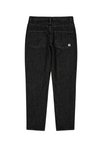 Pantalones de denim negros con un corte recto, que presentan dos bolsillos traseros y una pequeña etiqueta de la marca. La tela tiene un aspecto texturizado.