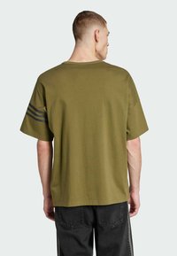 adidas Originals NEU - Triko s potiskem - focus olive