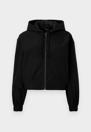 Mustat lyhytjäseniset takki hupun kanssa, jossa on etuvetoketju, joustavat hihansuut ja tilava etutasku. Valmistettu sileästä, kevyestä materiaalista.