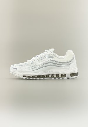Baskets blanches Nike Air Max avec semelle à coussin d'air visible, dessus texturé et détails gris subtils sur fond neutre.