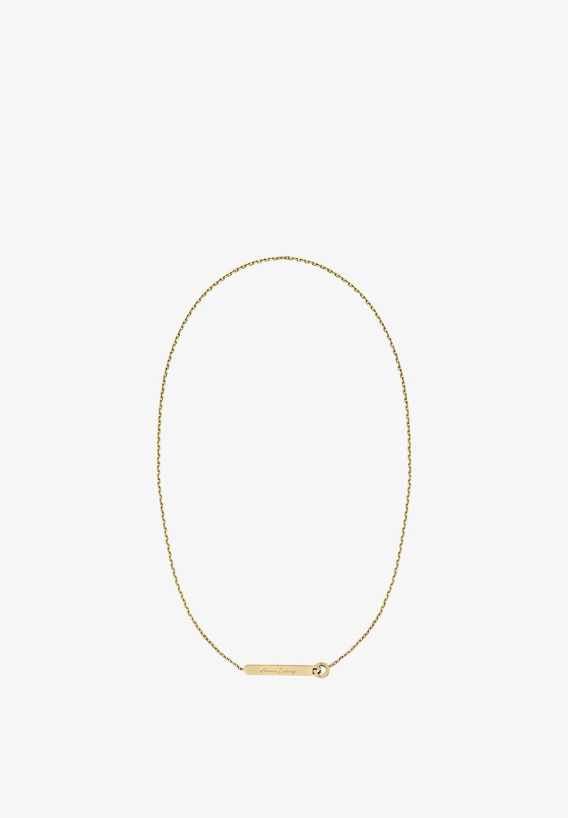 Collier chaîne en or avec un pendentif plat et rectangulaire. La chaîne présente un design torsadé, et le pendentif est gravé de texte. Design minimaliste.