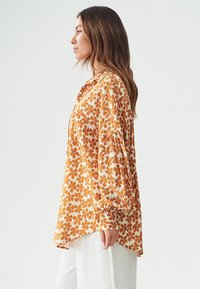 THE FATED VAL OVERSIZE  - Blusa - tan floral