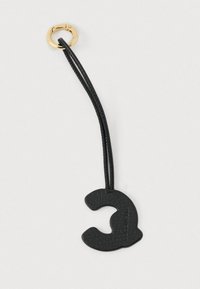 Μαύρο υφασμάτινο δερμάτινο μπρελόκ σε σχήμα στυλιζαρισμένου αριθμού τρία με χρυσό μεταλλικό δαχτυλίδι και λουριωτό δερμάτινο ιμάντα.