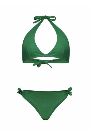Ensemble bikini deux pièces vert avec haut à col halter et bas noués sur les côtés, en tissu lisse, présenté sur fond blanc.