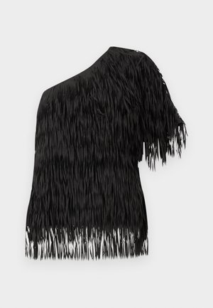 Melns tops no teksturētas auduma ar vertikālām frēzētas detaļām vienā pusē. Asimetrisks dizains ar īsām piedurknēm un gludu kakla izgriezumu.