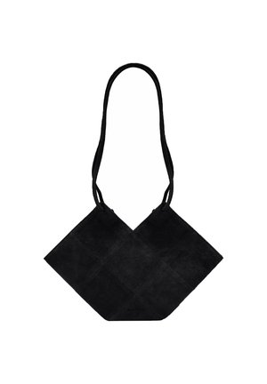 Bolso tote de ante negro con forma de diamante, que cuenta con dos asas resistentes y un acabado texturizado, ideal para uso casual.