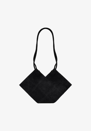 Bolso tote de ante negro con forma de diamante, que cuenta con dos asas resistentes y un acabado texturizado, ideal para uso casual.