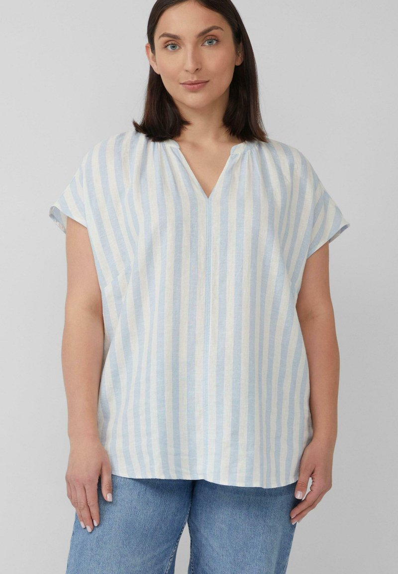 Haut en lin rayé bleu clair et crème avec un col en V, des manches courtes et une coupe décontractée. Texture lisse et design mi-longueur.