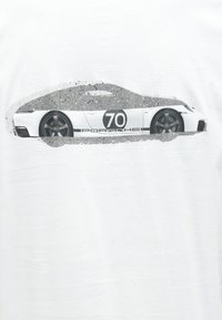 Πλάγια όψη λευκού αγωνιστικού αυτοκινήτου Porsche με τον αριθμό 70 και το κείμενο "Porsche" στην πόρτα, με επικαλυπτόμενα τεχνικά χαρακτηριστικά και μετρήσεις αγώνα.